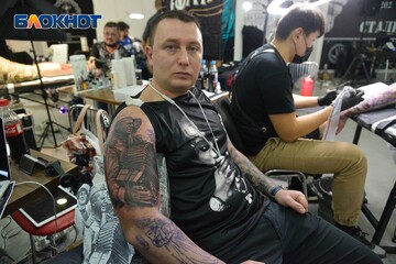 Батьківщина-мати та інші персонажі: в мережі діляться фото "патріотичного" тату-батла в Росії