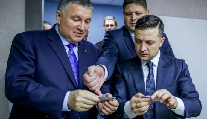 Президент отримав першим: в Україні запустили видачу ID-карти з електронним підписом, фото