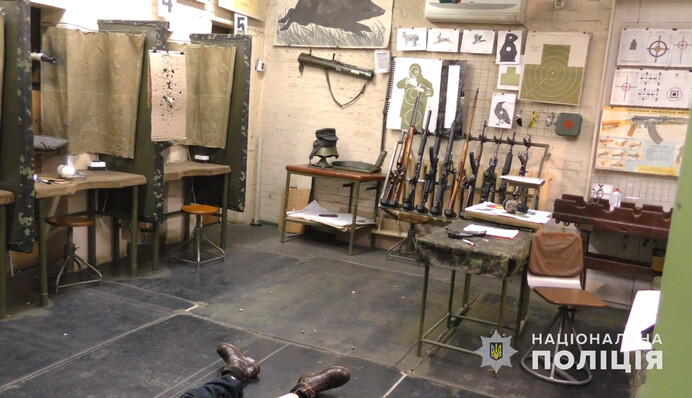 У Полтаві дівчина скоїла вбивство інструктора в тирі: фото і відео з місця