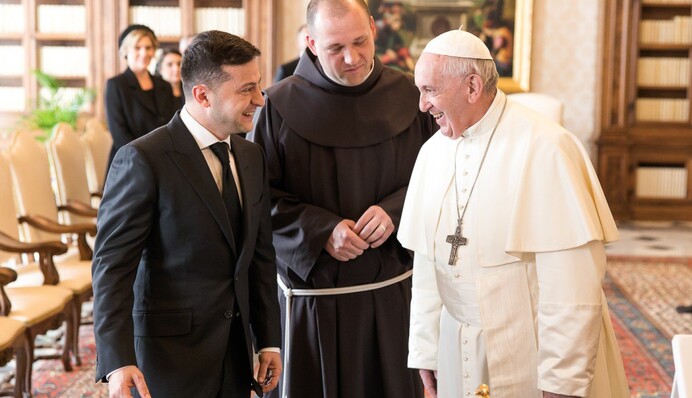 Зеленський запросив Папу Римського на Донбас: нові фото зустрічі у Ватикані