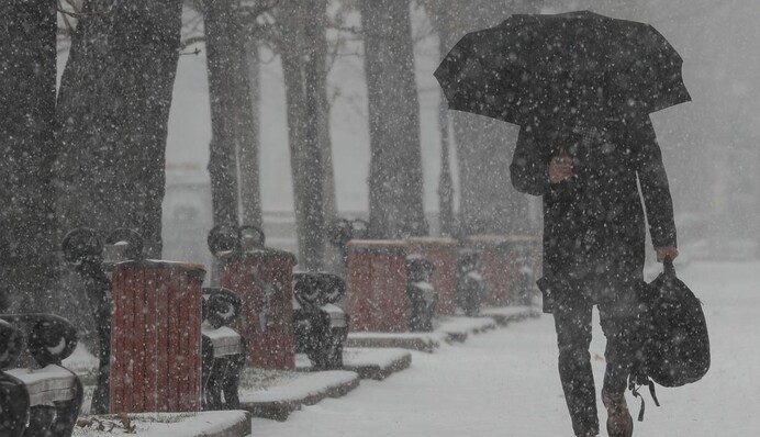 Мокрий сніг та сильний вітер: українців попередили про небезпечний 