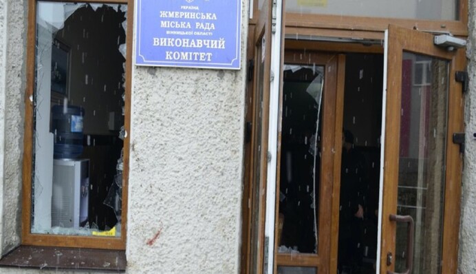 Драка, крики и летающие урны: под Винницей произошла серьезная потасовка на заседании горсовета, видео