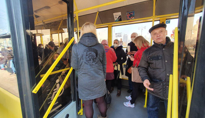 Водій без маски і купа людей в маршрутках: ексклюзивні фото та відео 