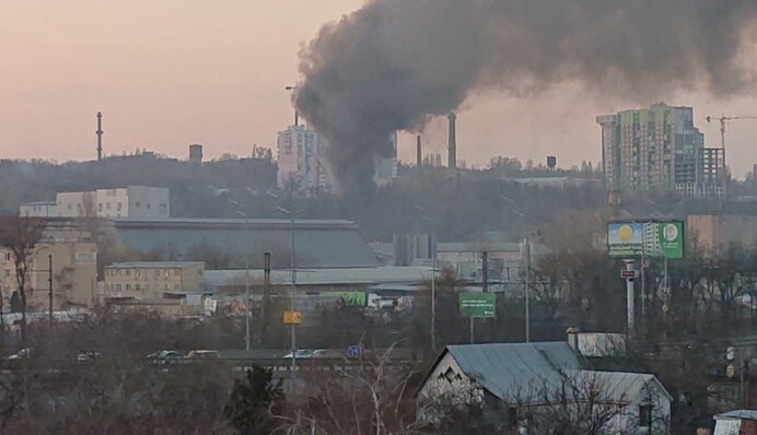 Дым валит столбом: в Киеве произошел масштабный пожар, фото