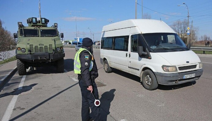 На блокпости під Києвом почали стягувати бронетехніку: фото