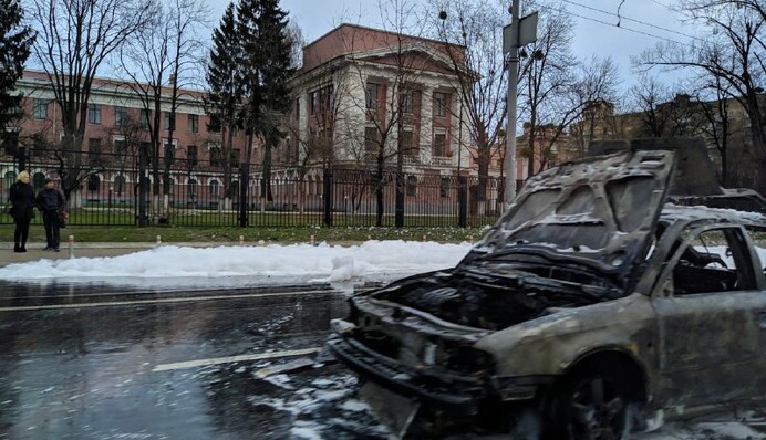У Києві моторошна пожежа знищила авто посеред дороги: фото