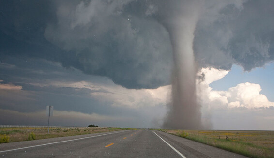 Погибли десятки человек: обнародованы жуткие фото и видео последствий торнадо в США