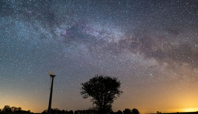 Українці можуть спостерігати фантастичний зорепад Ліріди: яскраві фото