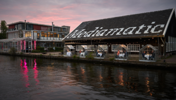 Романтический ужин в "теплице": ресторан в Амстердаме решился на карантинный креатив, фото