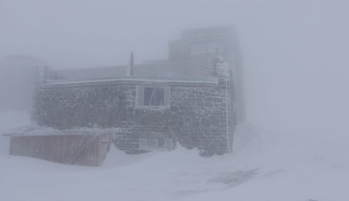 Карпаты засыпало толстым слоем снега: новые впечатляющие фото