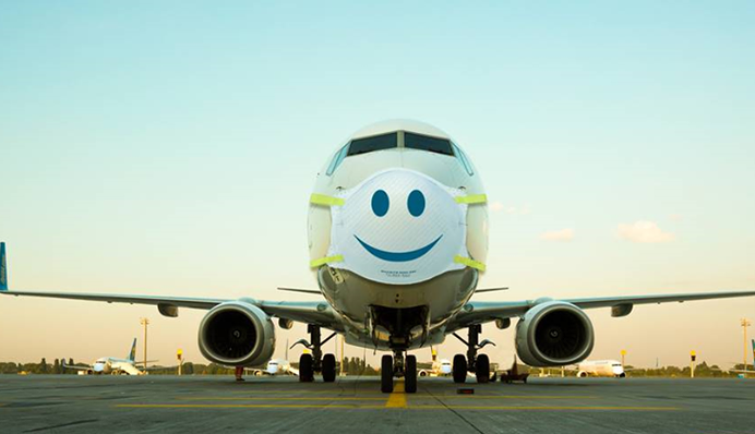 Популярна українська авіакомпанія раптово закрила продаж всіх квитків: названо причину