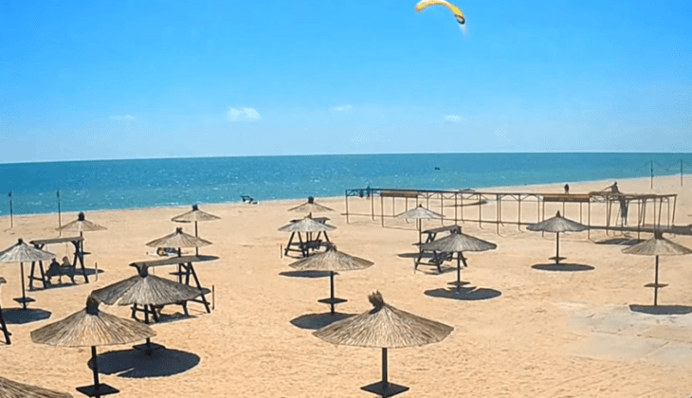 Що коїться на пляжах в Україні напередодні старту сезону: з'явилися цікаві відео