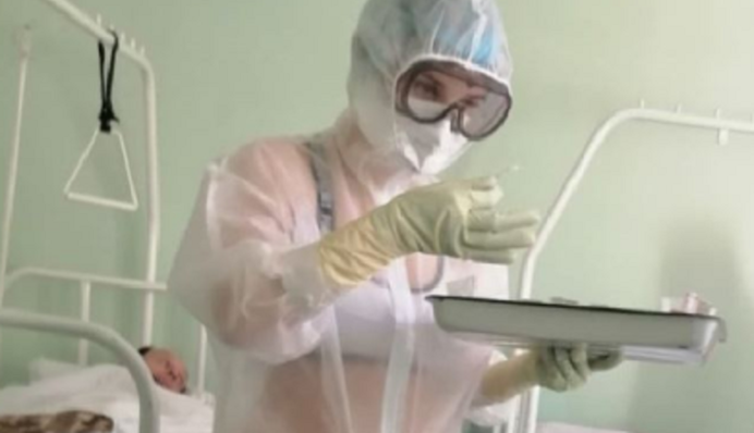 У Росії медсестра в коронавірусній лікарні шокувала пацієнтів 