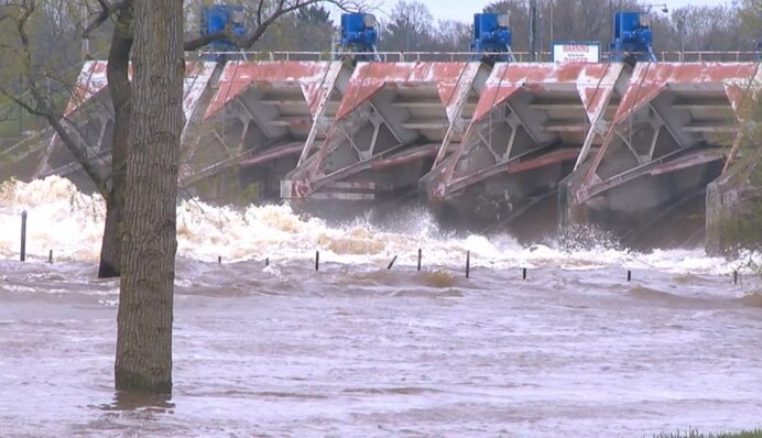 В США тысячи человек эвакуировали из-за прорыва дамб после ливней: фото и видео потопа