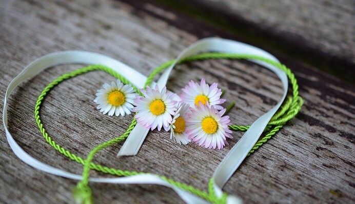 Поздравления с Троицей: душевные стихи и яркие открытки