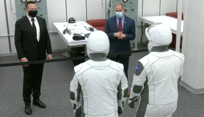 Как астронавты готовятся к историческому полету на ракете Илона Маска: фото и видео