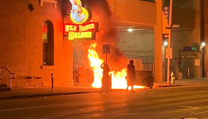 У США бензовоз на величезній швидкості влетів у натовп мітингувальників: моторошний момент потрапив на відео