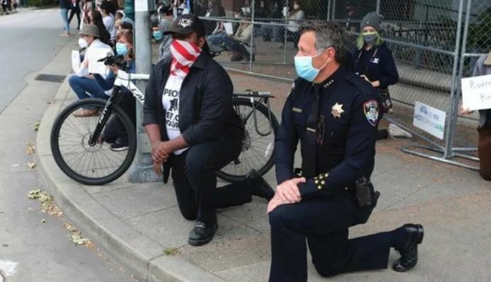 Полицейские становятся на колени: 