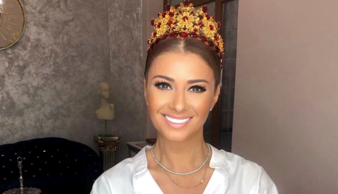 Бывшая модель Playboy купила футбольный клуб и впервые посетила его в ярком образе: фото