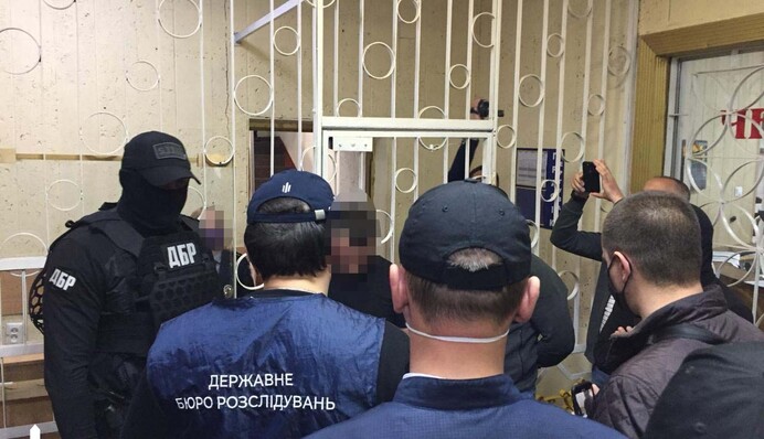 Угрожали и применяли насилие: в Украине задержали банду полицейских во главе с начальником, фото