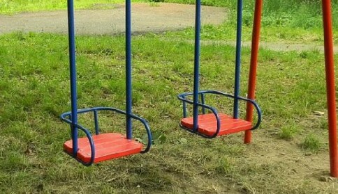 Под Киевом случилось жуткое ЧП на детской площадке: девочка в реанимации