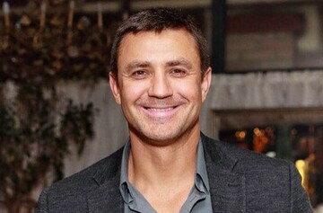 "Откладывает" кучки из песка: сети повеселили фото акции в Киеве скандального "слуги народа"