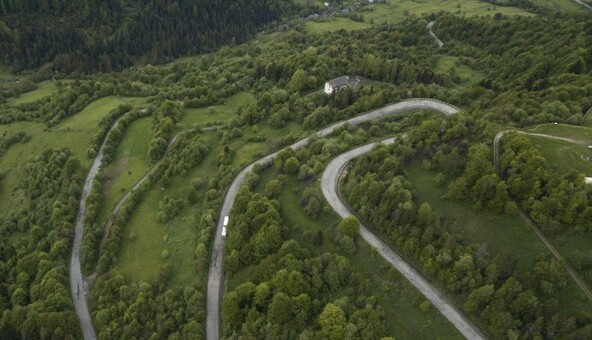 В оточенні букових лісів: барвисті фото і відео українських Карпат з висоти пташиного польоту