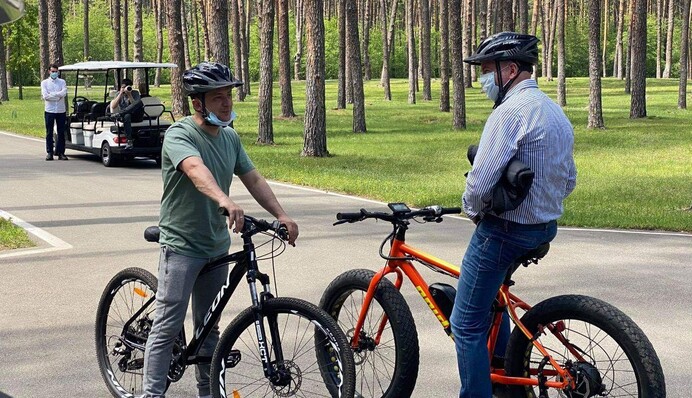 Зеленский с журналистами покатались на велосипедах и покормили коней: эксклюзивные фото и видео