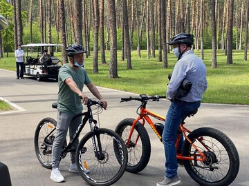 Зеленский с журналистами покатались на велосипедах и покормили коней: эксклюзивные фото и видео