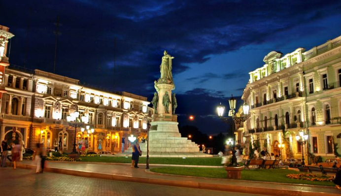 В Одессе неадекват устроил дикое шоу с памятником российской императрице: видео