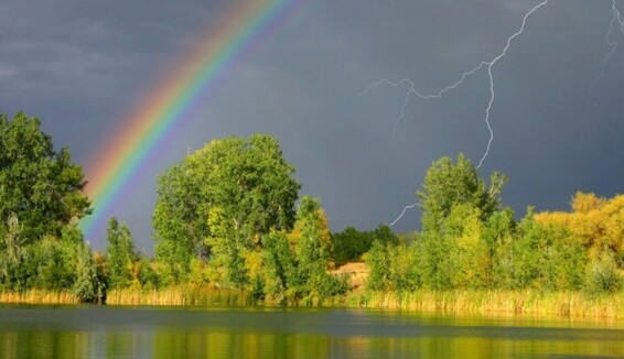 Частину України накриють грози: синоптики розповіли, де буде погана погода