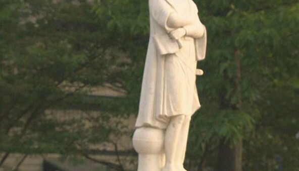 Втопили і обезголовили: в США протестувальники познущалися над пам'ятниками Колумбу, відео