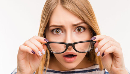 У Києві зняли на відео п'яну дівчину за дивним заняттям