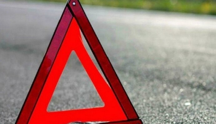 Разлетелся в щепки: в Москве полицейский мотоцикл на огромной скорости влетел в такси, видео