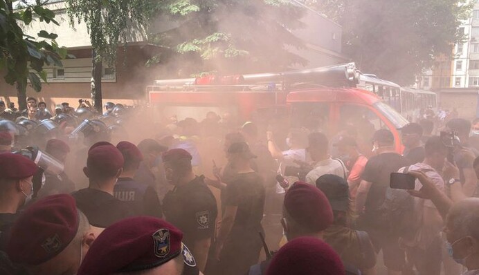 "Бойня" под зданием суда в Киеве: появились данные о задержанных и новые видео