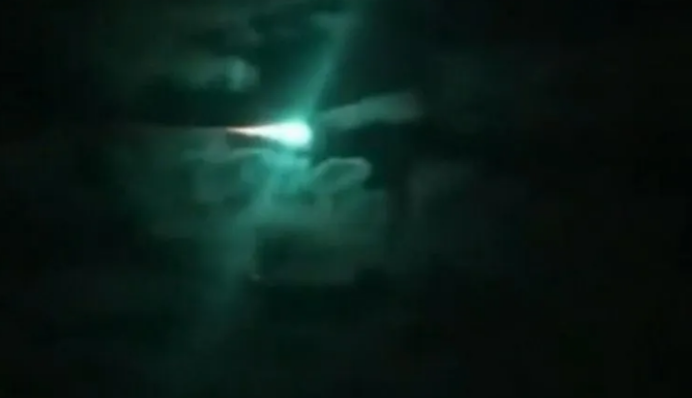 В небе над Австралией пронесся загадочный огненный шар: удивительные фото и видео