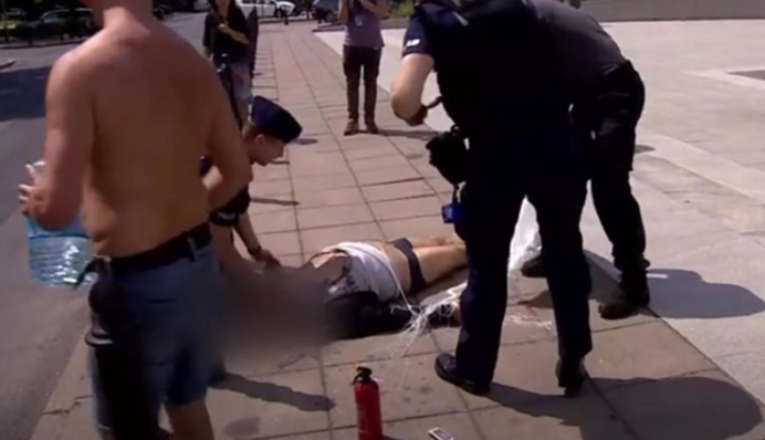 У Польщі чоловік підпалив себе біля будівлі парламенту: фото і відео