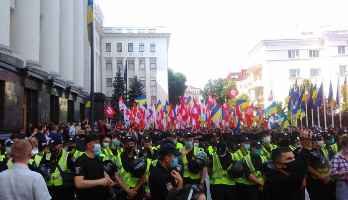 Будет "жарко": эксклюзивные фото и видео первых стычек под Офисом президента в Киеве