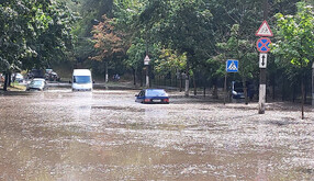На Київ обрушилася потужна злива, "тонуть" авто і люди: фото і відео стихії
