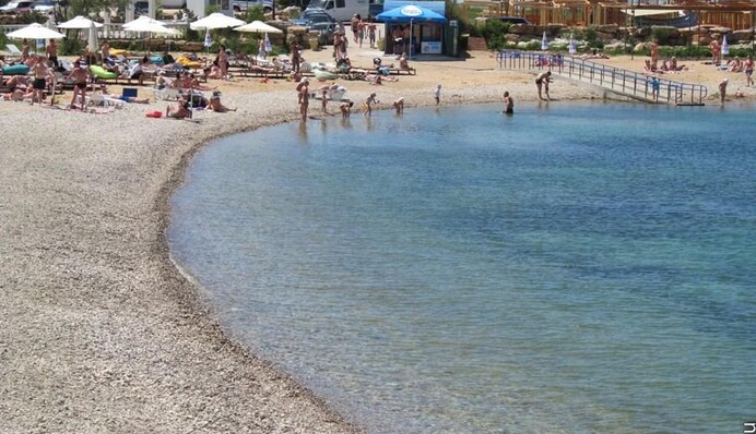 Тепер з парканом і кам'яною стіною: соратник Януковича захопив популярний пляж в Криму - фото