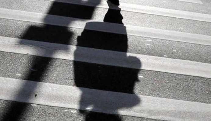 Играют со смертью: в сети показали фото семьи с детьми на трассе в Киеве