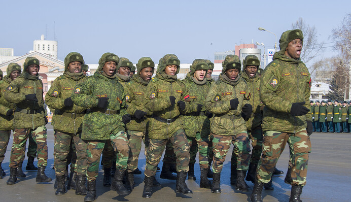 В России устроили репетицию парада победы с африканцами: видео