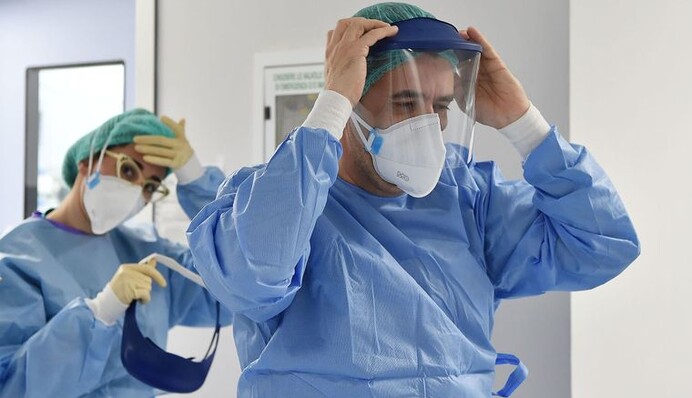 Кабмин анонсировал резкое повышение зарплаты медикам: озвучены суммы