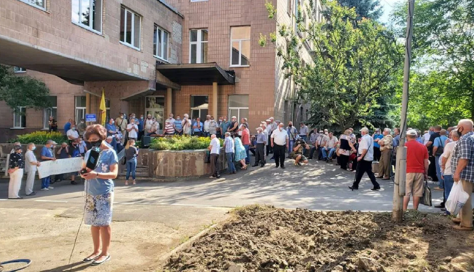 Втручалася поліція: в Харкові стався бунт під коронавірусною лікарнею, фото