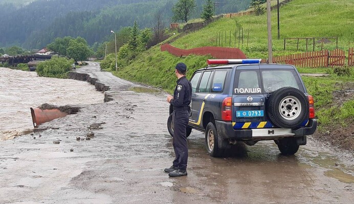 Прорвало дамбу: на Буковине непогода привела к серьезным последствиям, фото