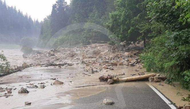 "Підводний" цвинтар і загроза НП на дамбі: з'явилися страшні фото і відео потопу на Прикарпатті