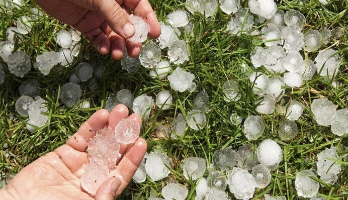 На Одессу посреди лета обрушился крупный град: фото и видео