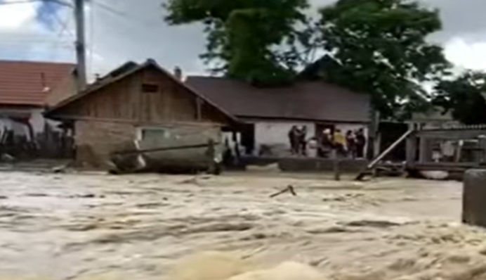 Румынию затопило из-за рекордных ливней: видео смертельной стихии