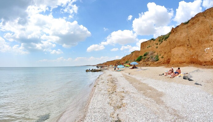 Курорт набирає популярність: скільки коштує відпочинок на чистих пляжах поруч з Кирилівкою