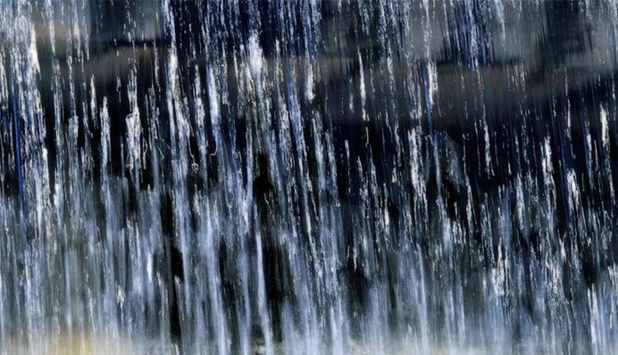 В Одесі в житловому будинку утворився водоспад: вражаюче відео потопу